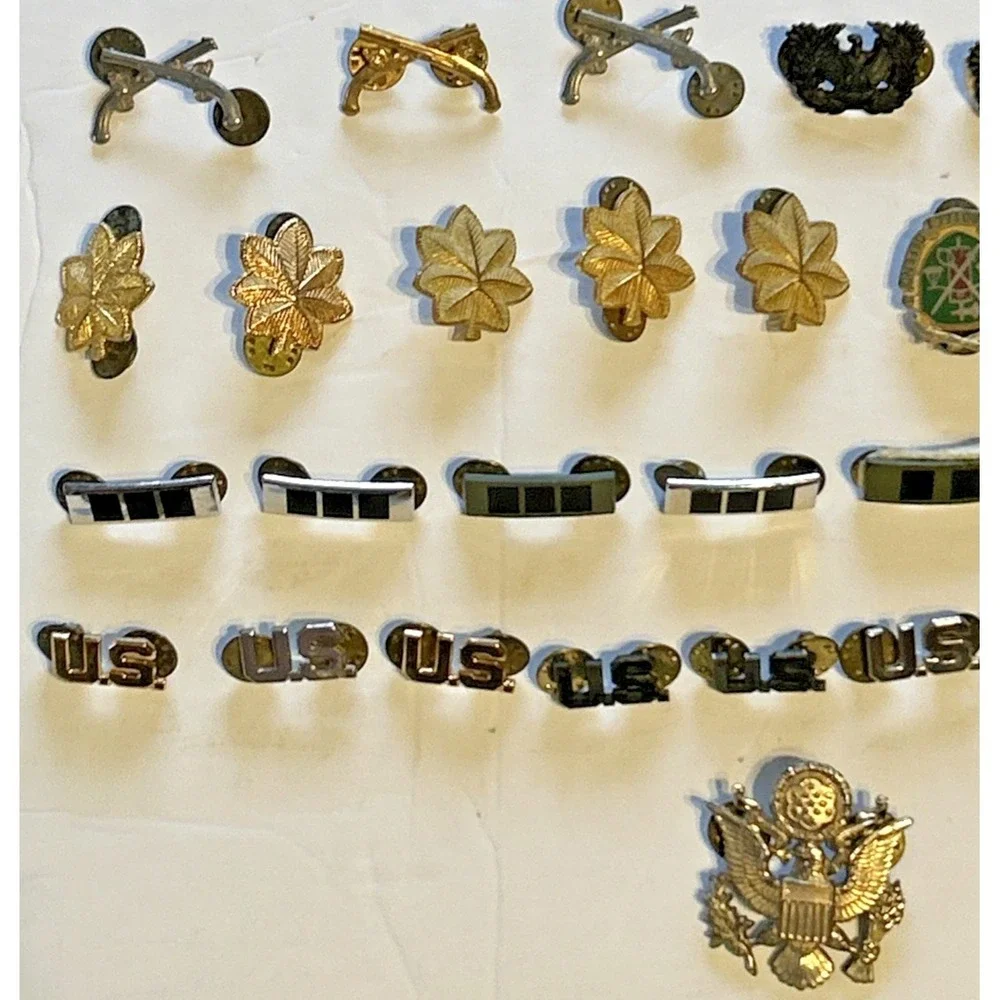 Military‎ Pin Lot (38)